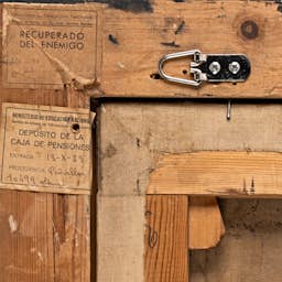 Poster image for the exhibition titled Teruggevorderd van de vijand: de Francoïstische afzettingen bij Mnac